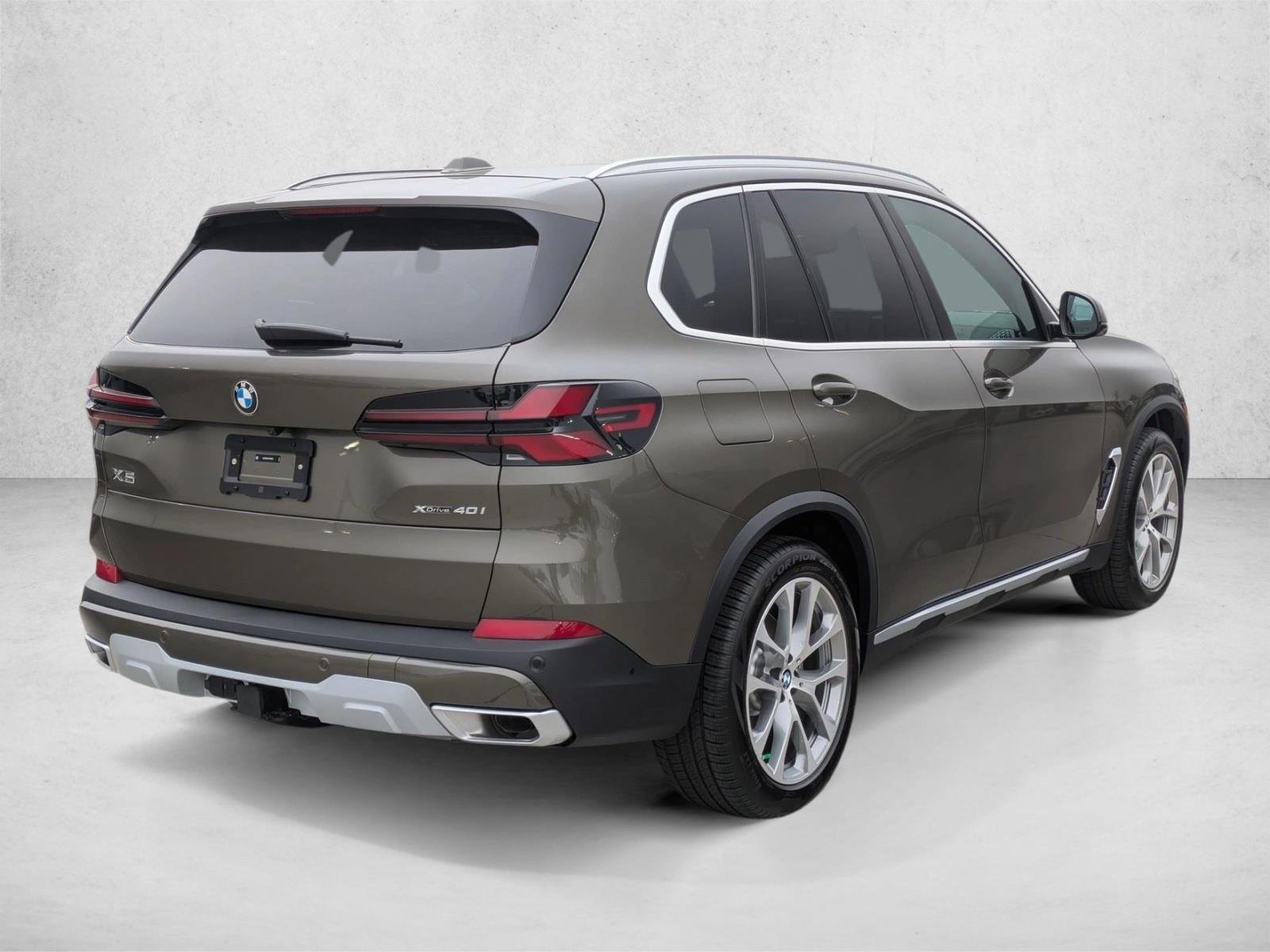 Used 2026 Manhattan Green Metallic BMW xDrive40i image 2