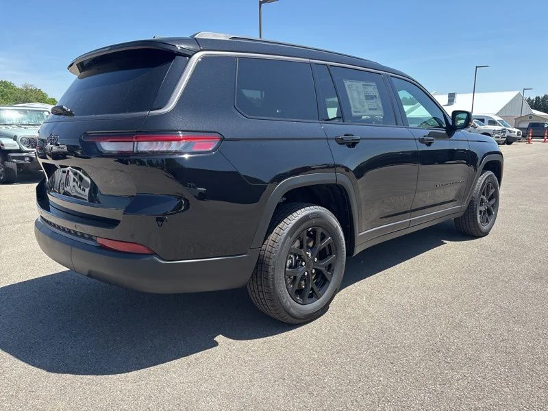 New 2026 Diamond Black Crystal Pearl-Coat Exterior Paint Jeep Altitude image 3