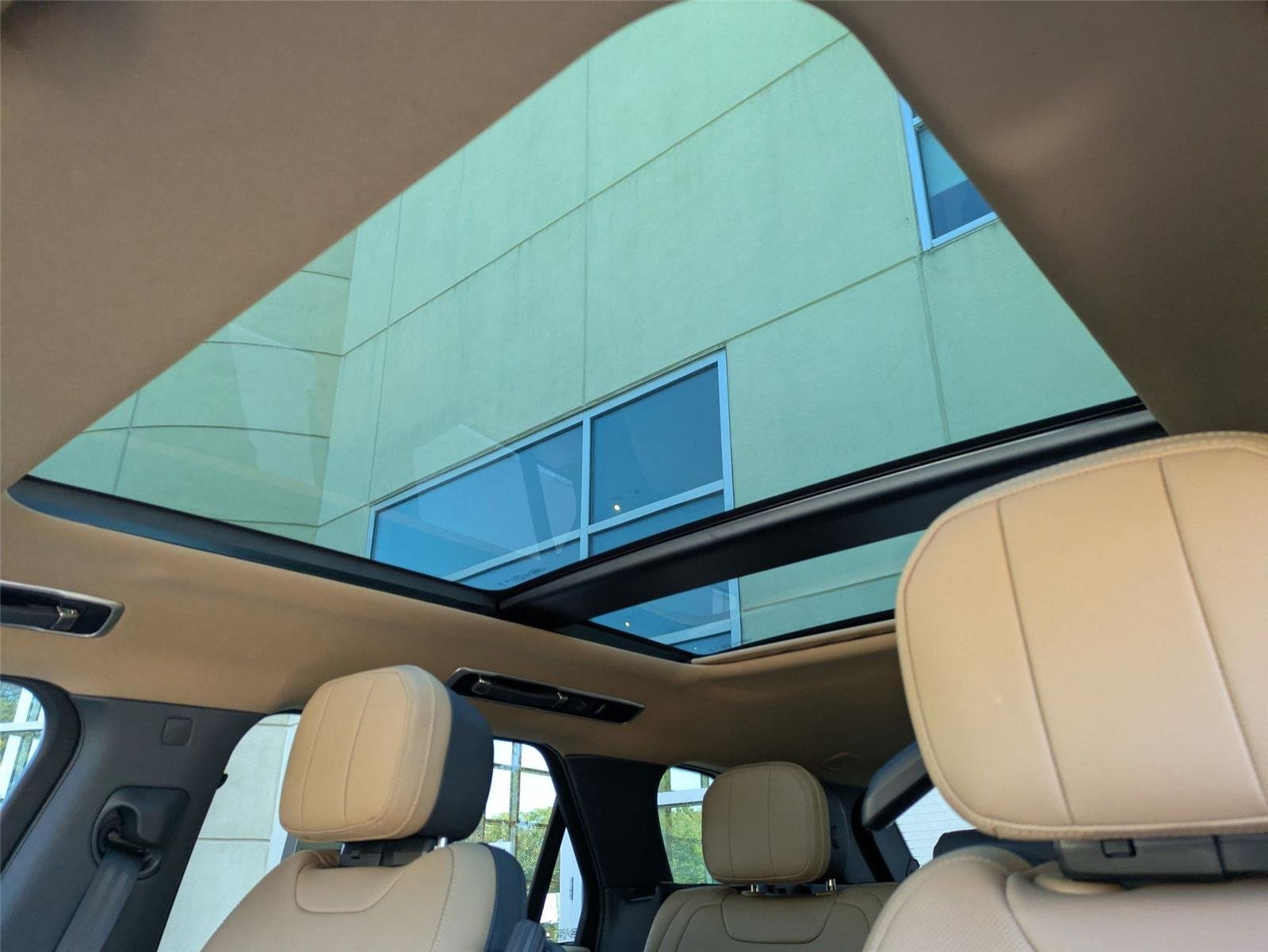 Used 2023 Fuji White Land Rover SE Dynamic image 25