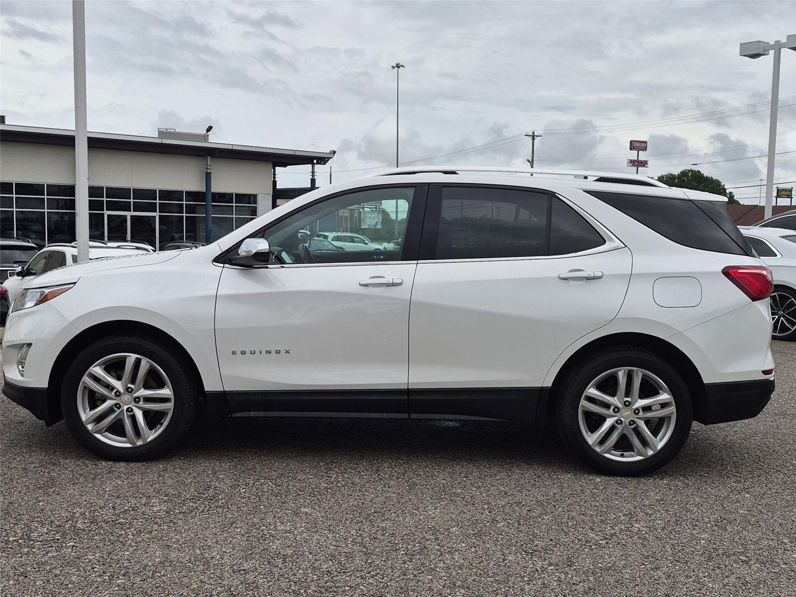 Used 2019 Iridescent Pearl Tricoat Chevrolet Premier image 2