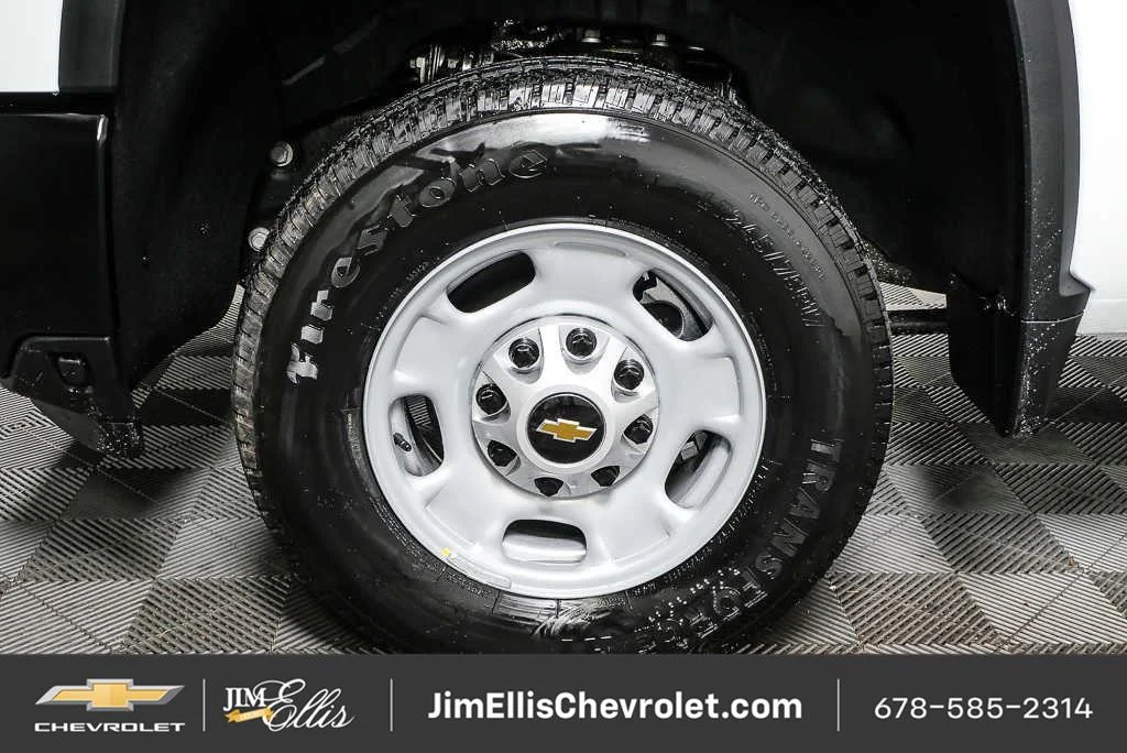 New 2026 Summit White Chevrolet WT image 31