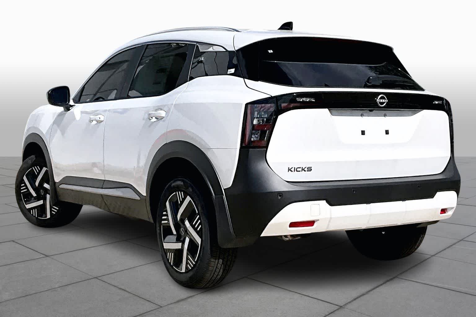 Used 2026 Aspen White Tricoat Nissan SV image 7
