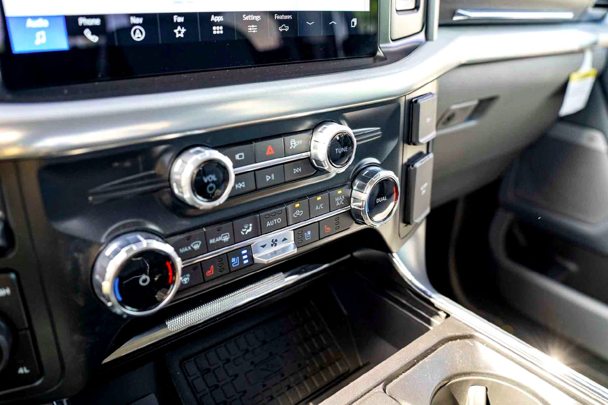 New 2025 Iconic Silver Metallic Ford LARIAT image 16