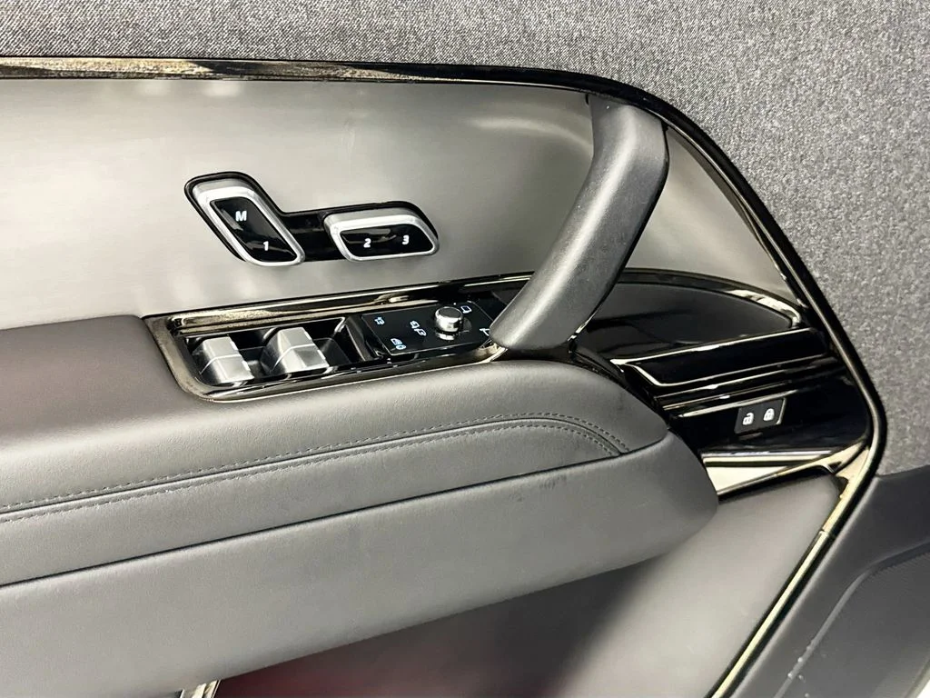 Certified Used 2023 White Land Rover SE Dynamic image 18