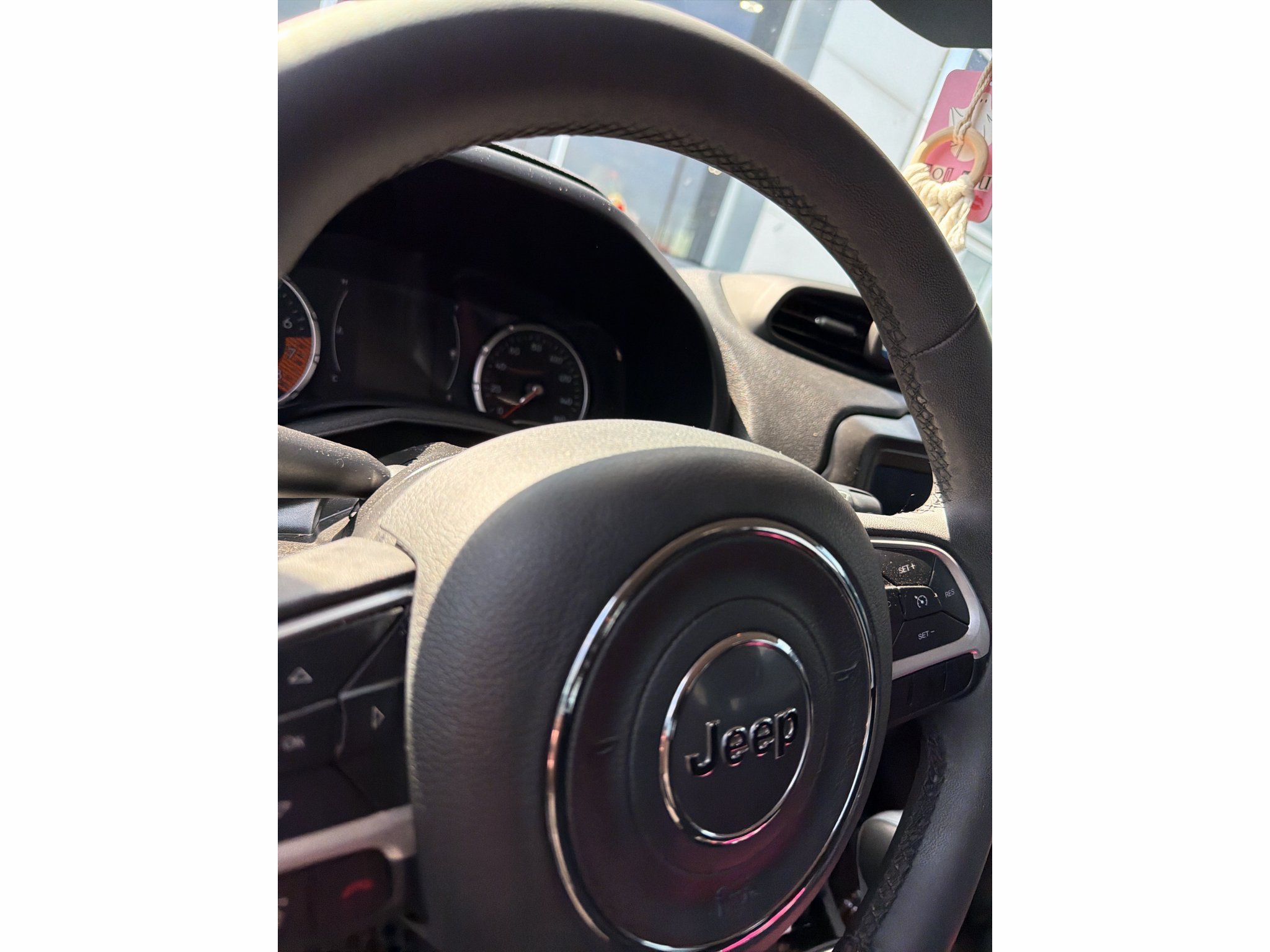 Used 2019 Glacier Metallic Clearcoat Jeep Latitude image 2