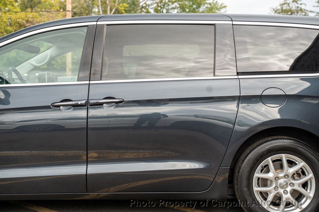 2020 Chrysler Pacifica Touring photo 3