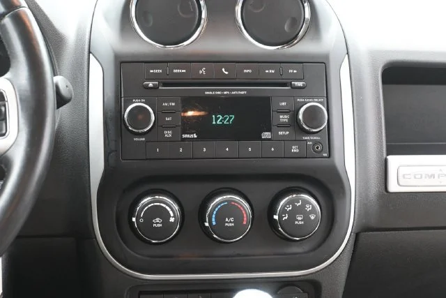 Used 2016 Bright White Clearcoat Jeep Latitude image 18