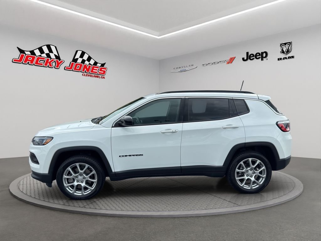 Used 2023 Bright White Clearcoat Jeep Latitude Lux image 3