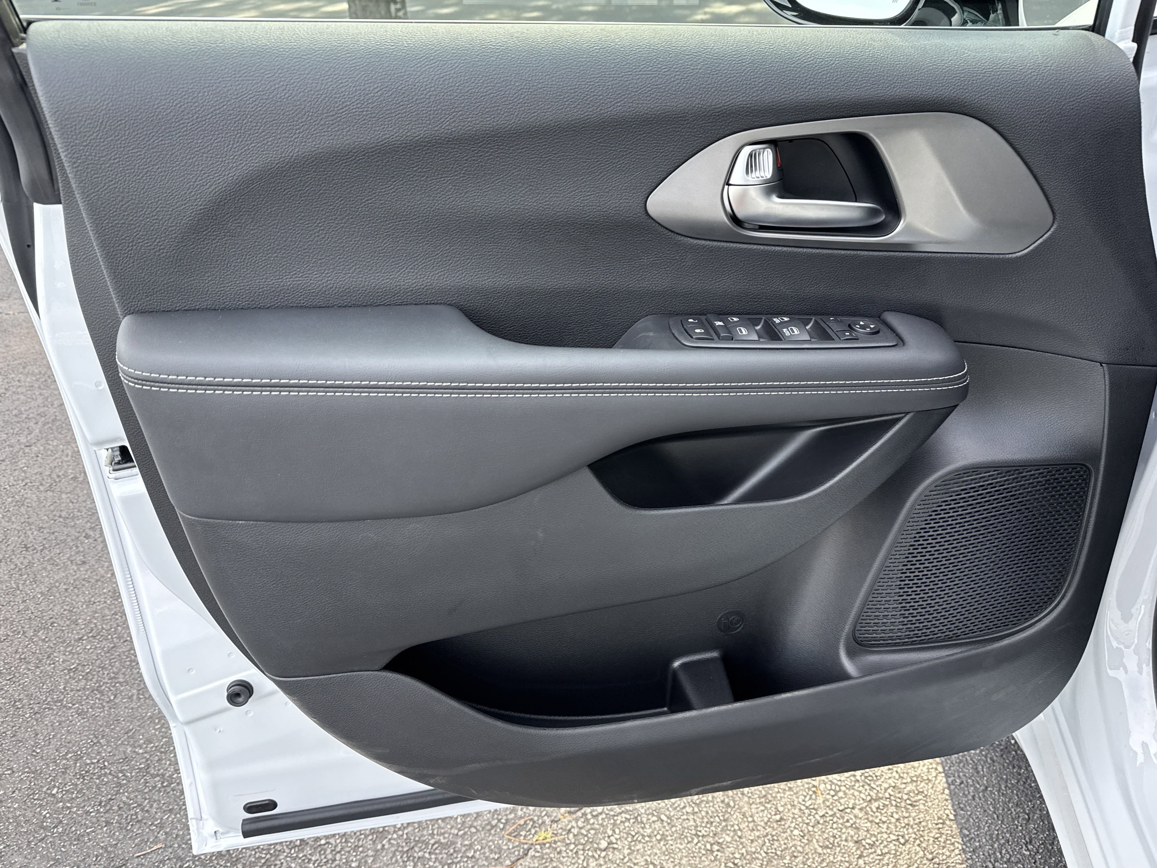 New 2025 Bright White Clearcoat Chrysler LX image 17