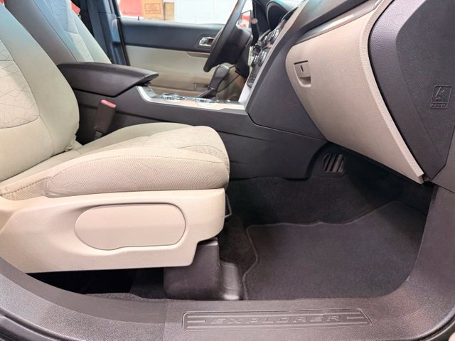 Used 2015 Red Ford Base image 27