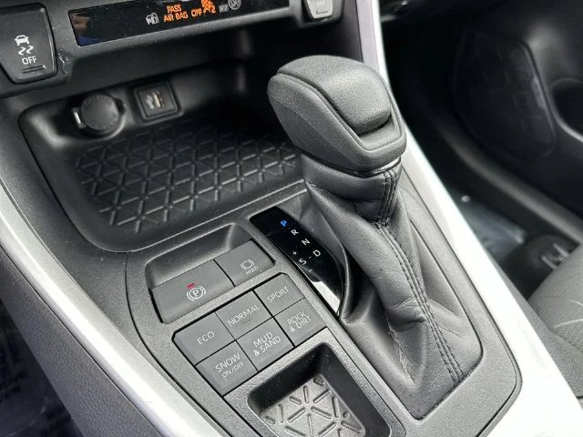 2025 Toyota RAV4 XLE - Photo 20