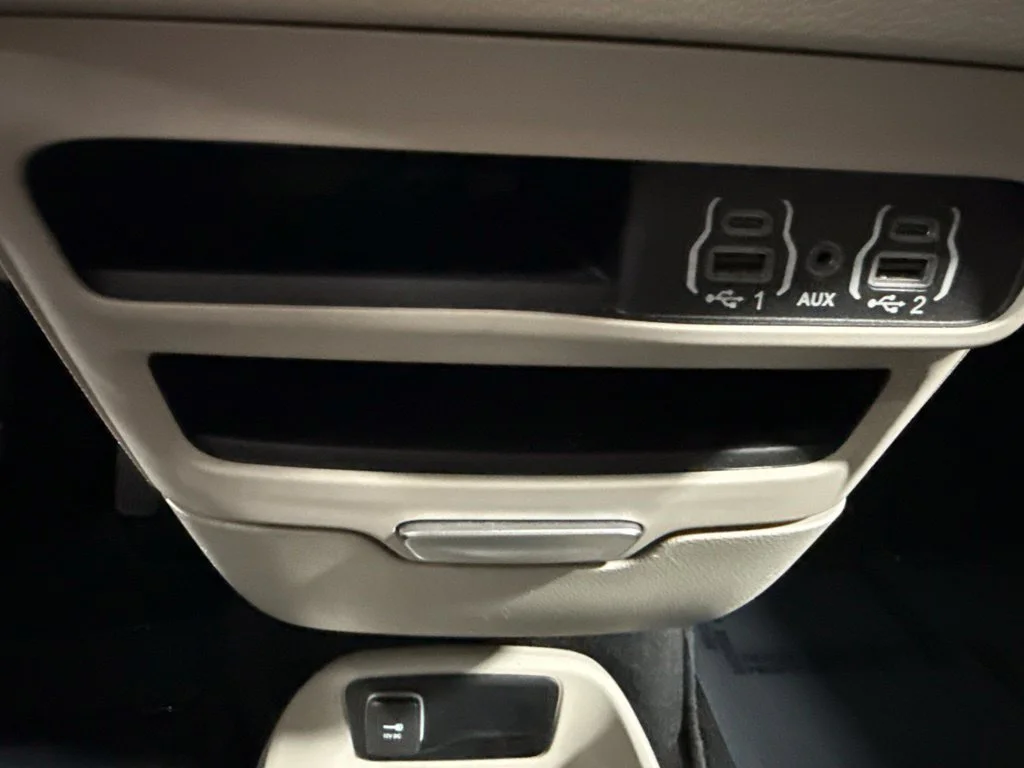 Used 2022 White Chrysler LX image 26