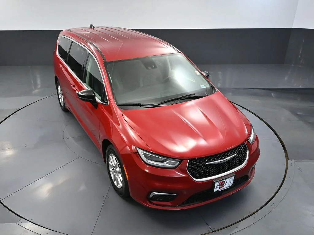 Used 2024 Red Chrysler Touring L image 57