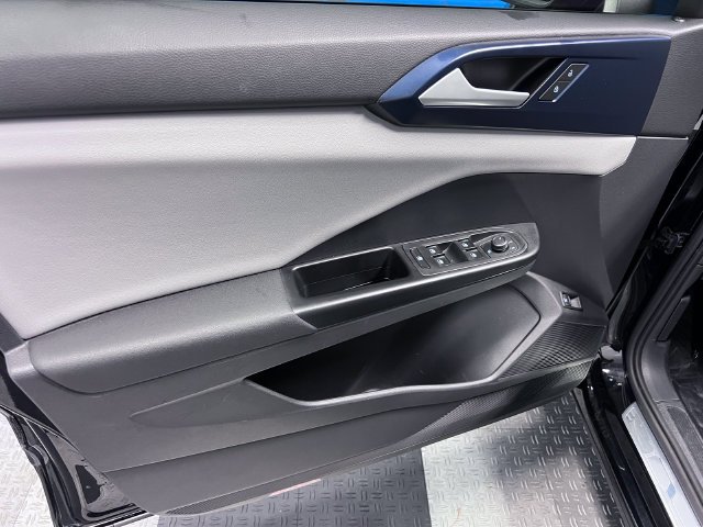 2022 Taos 1.5T SE Black · photo 8