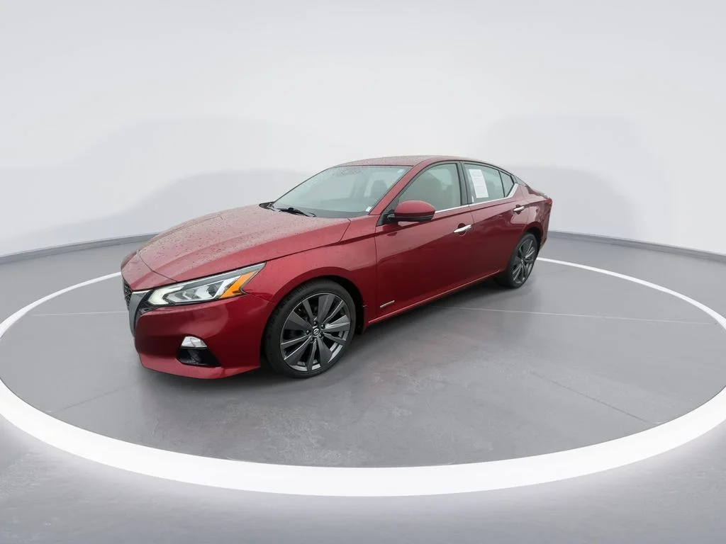 Used 2019 Red Nissan 2.5 Platinum image 4