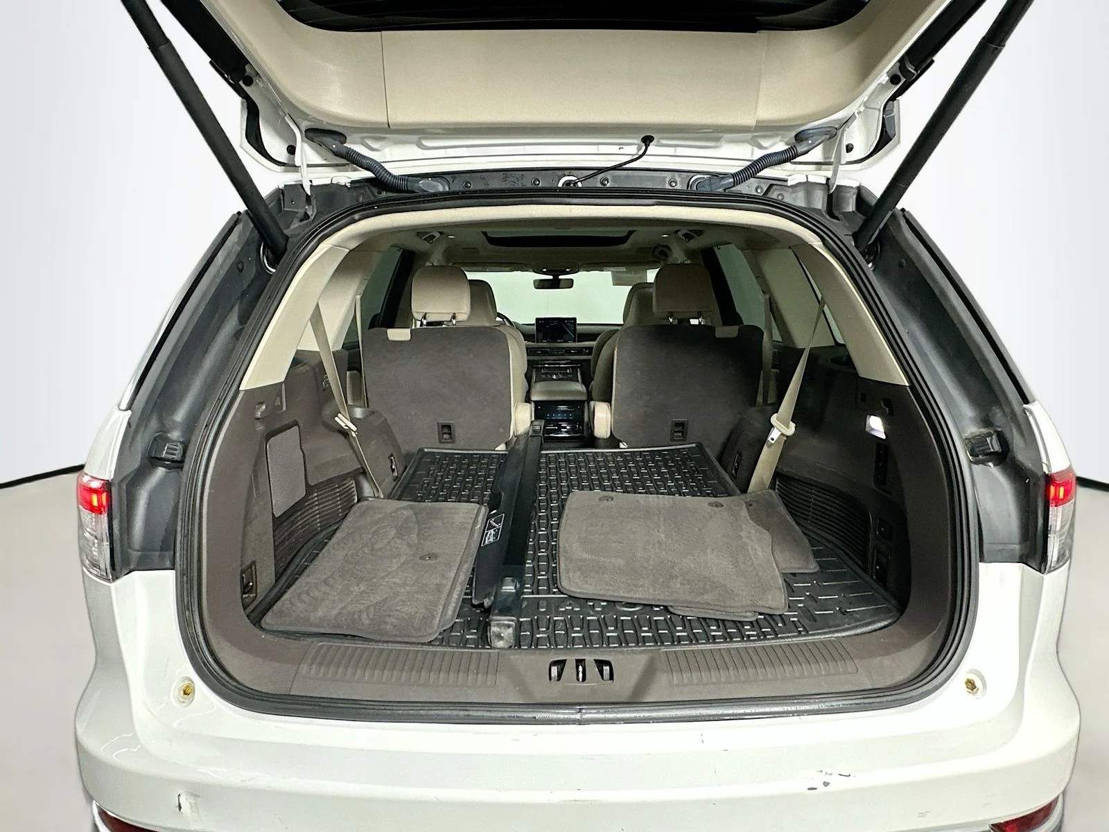 Used 2021 White Lincoln Reserve image 31