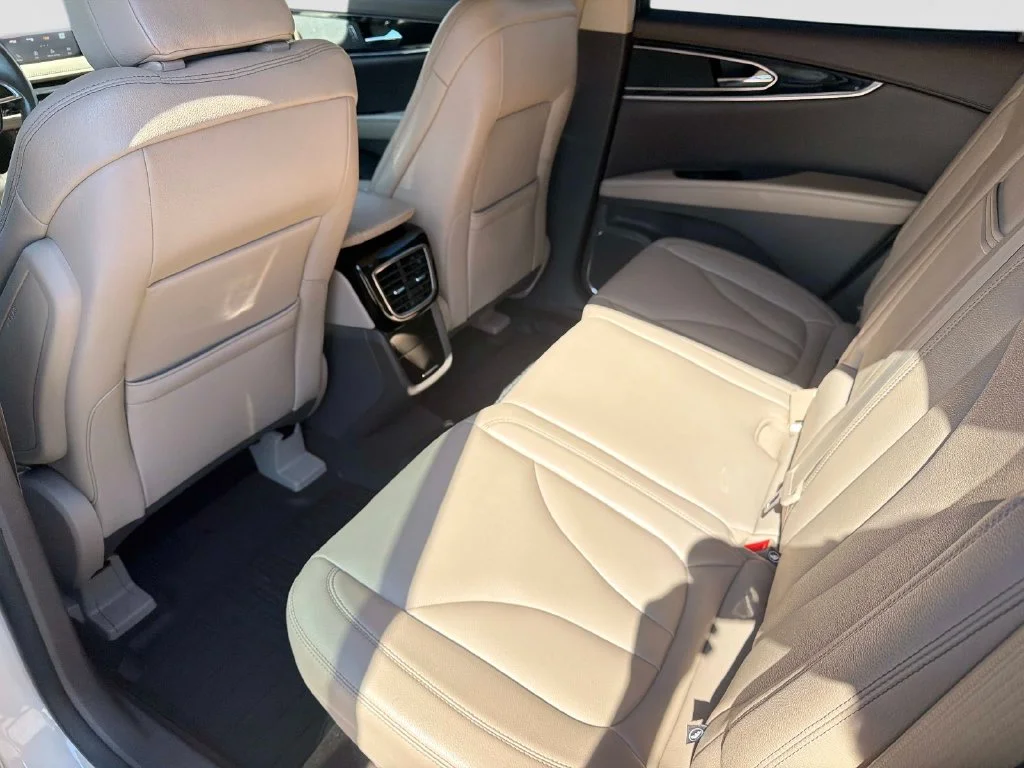 Used 2023 White Lincoln Standard image 15