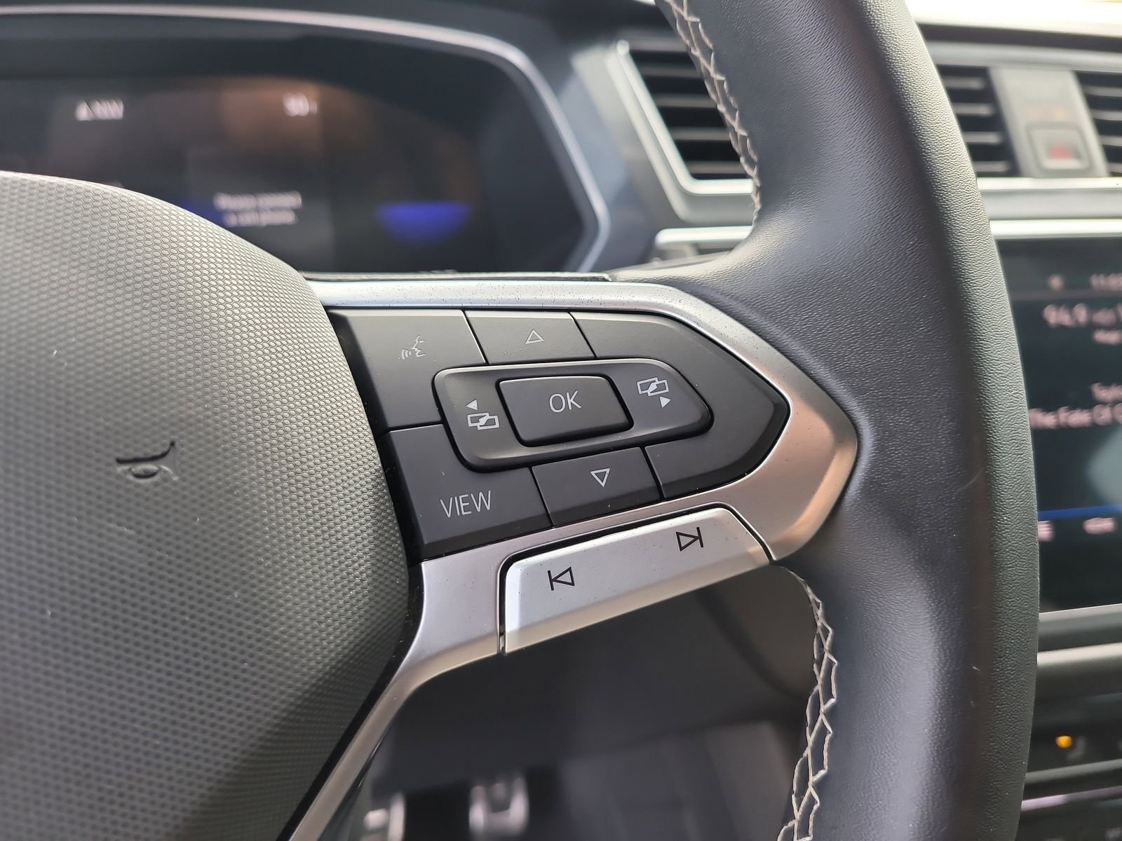 2023 Volkswagen Tiguan SE R-LINE BLACK - Photo 32