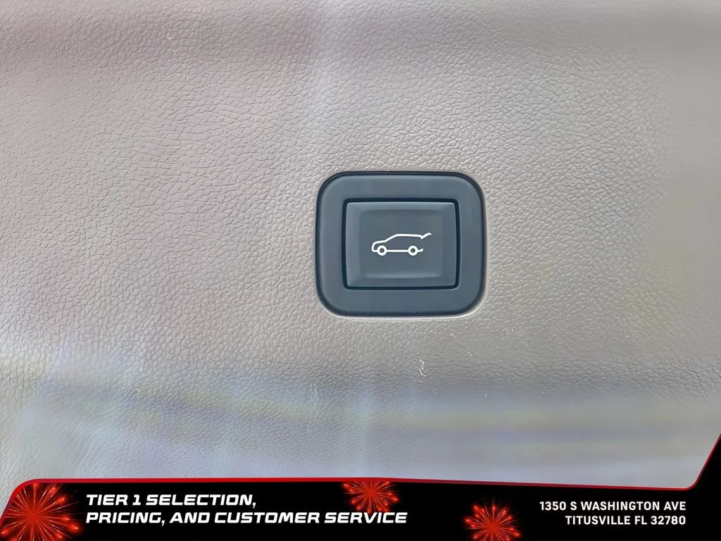 Used 2024 White Frost Tricoat GMC Denali image 22