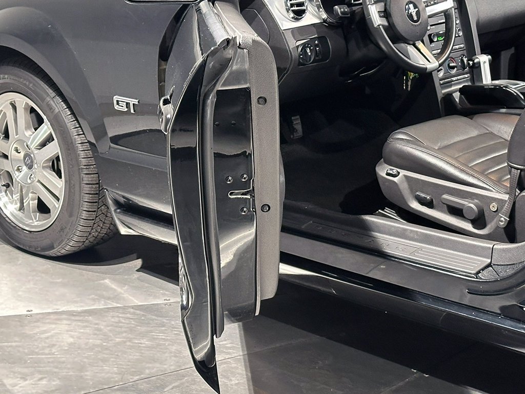 Used 2005 Black Ford  image 46