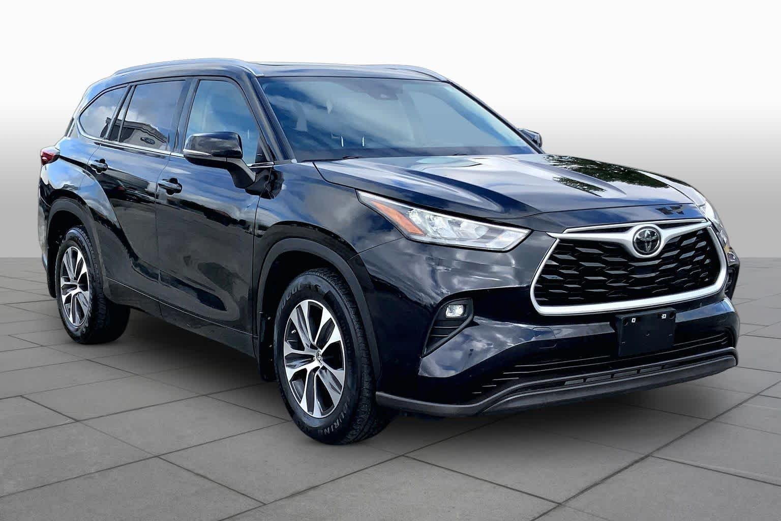 Used 2020 Midnight Black Metallic Toyota XLE image 3