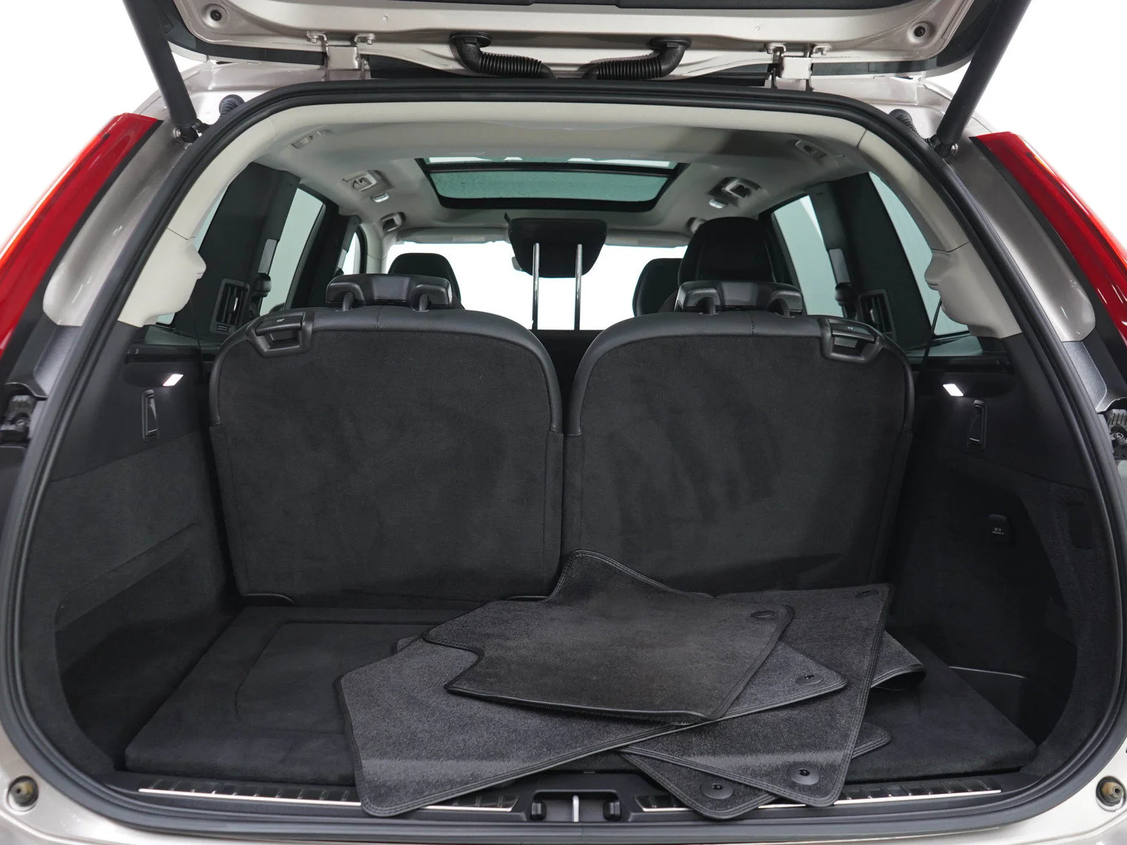 Used 2023 Dusk Metallic Volvo Plus image 9