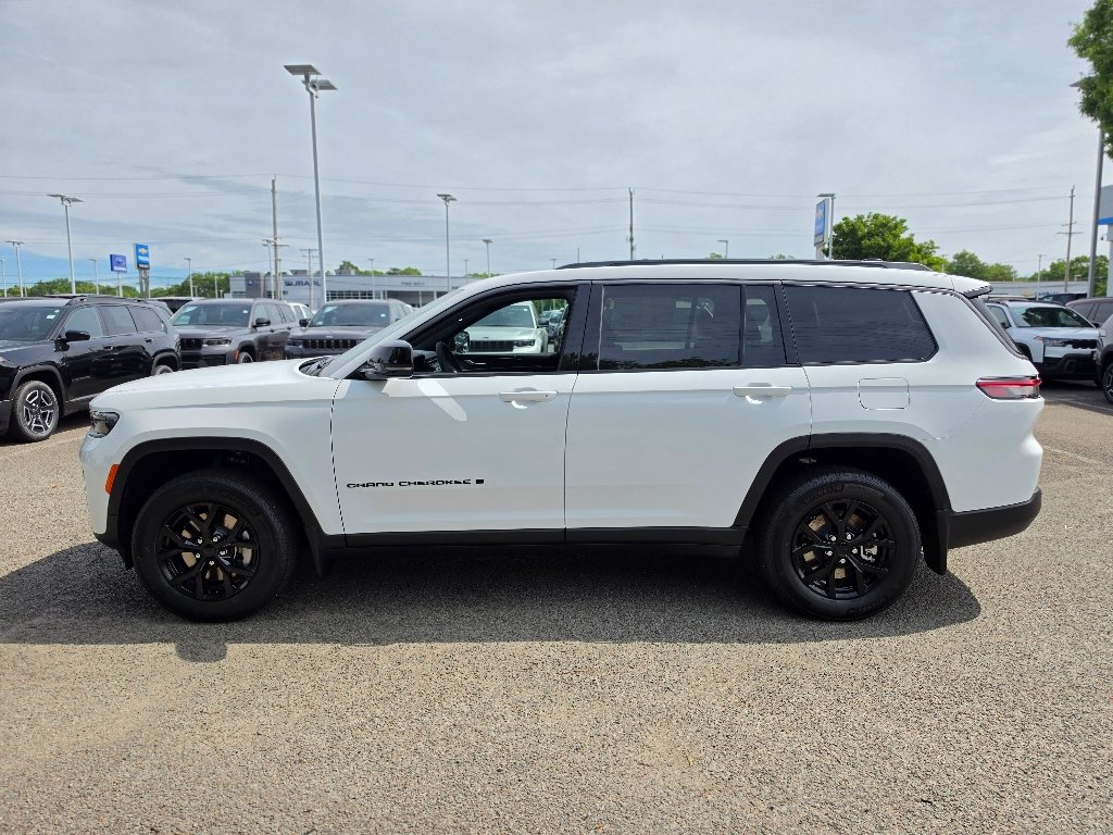 New 2026 Bright White Clear-Coat Exterior Paint Jeep Altitude image 8