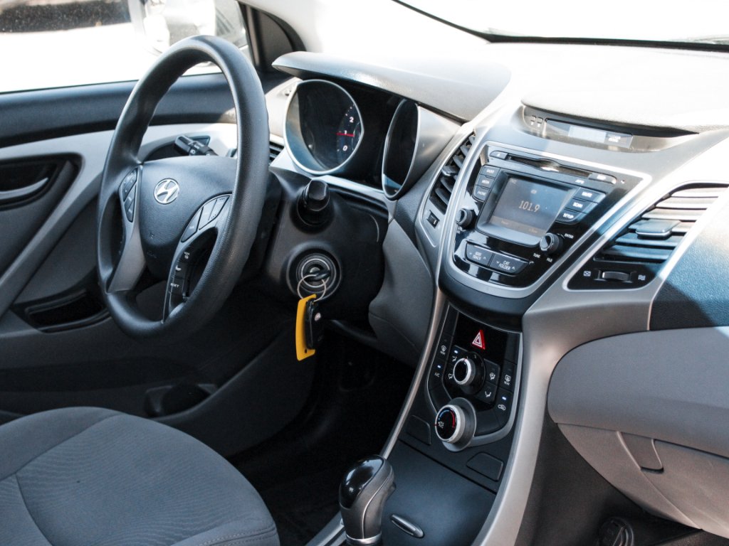 Used 2015 Shale Gray Metallic Hyundai SE image 25