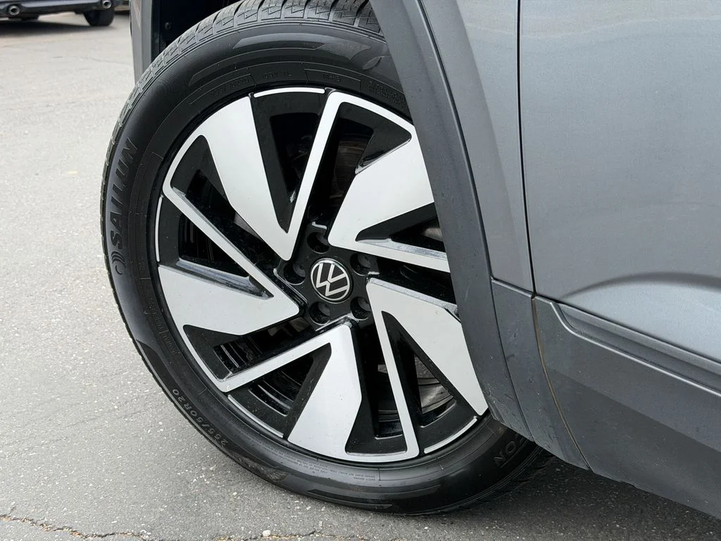 Used 2025  Volkswagen 2.0T SE w/Technology image 12