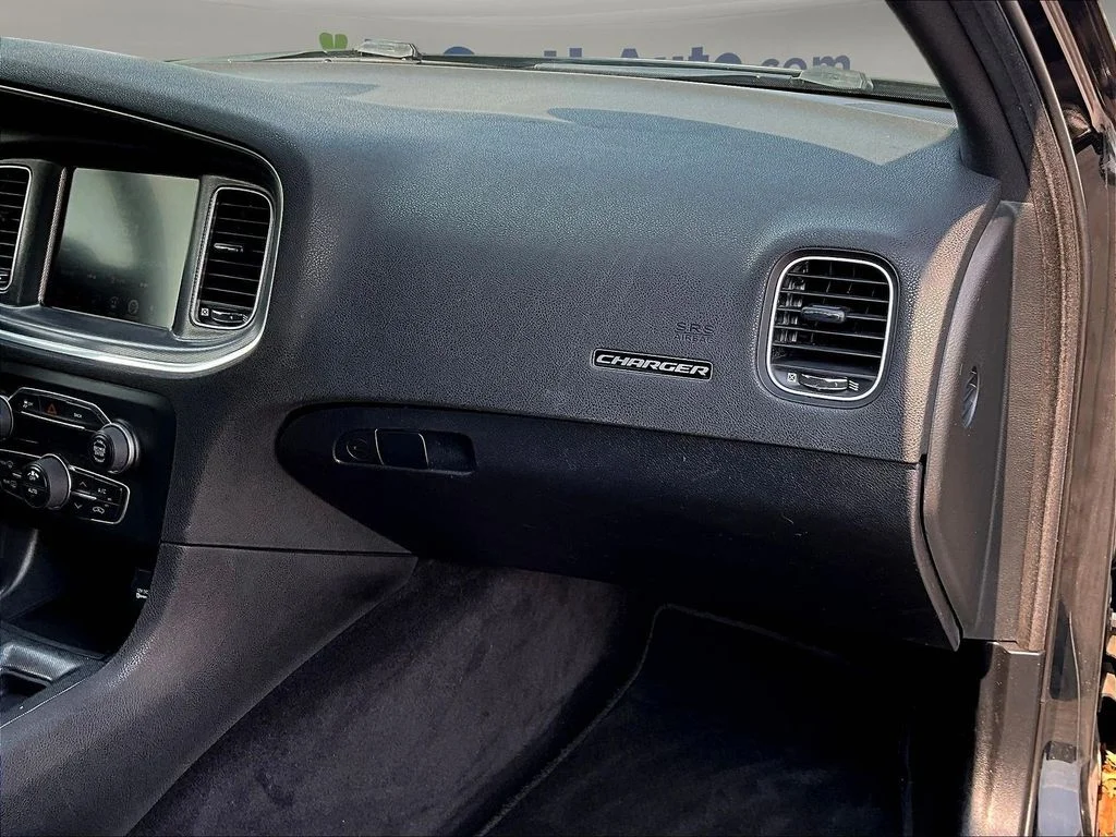 Used 2016 Black Dodge SXT image 27
