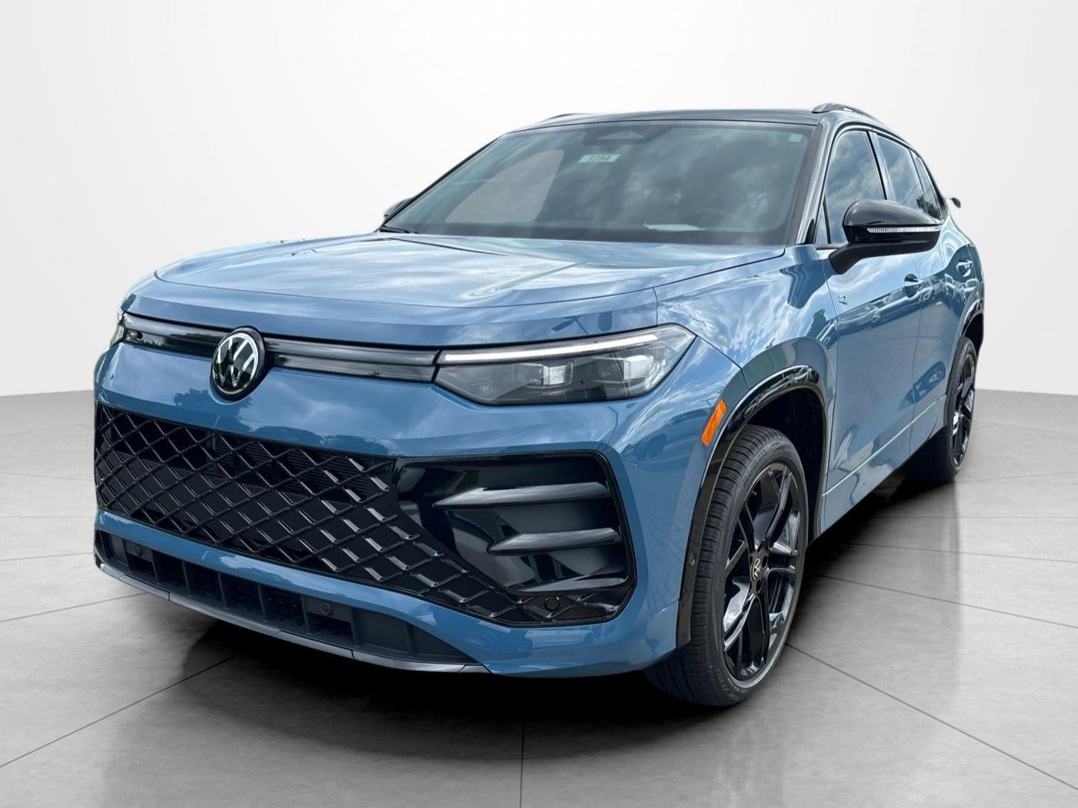 2026 Volkswagen Tiguan 2.0T SE R-Line Black 4Motion's photo