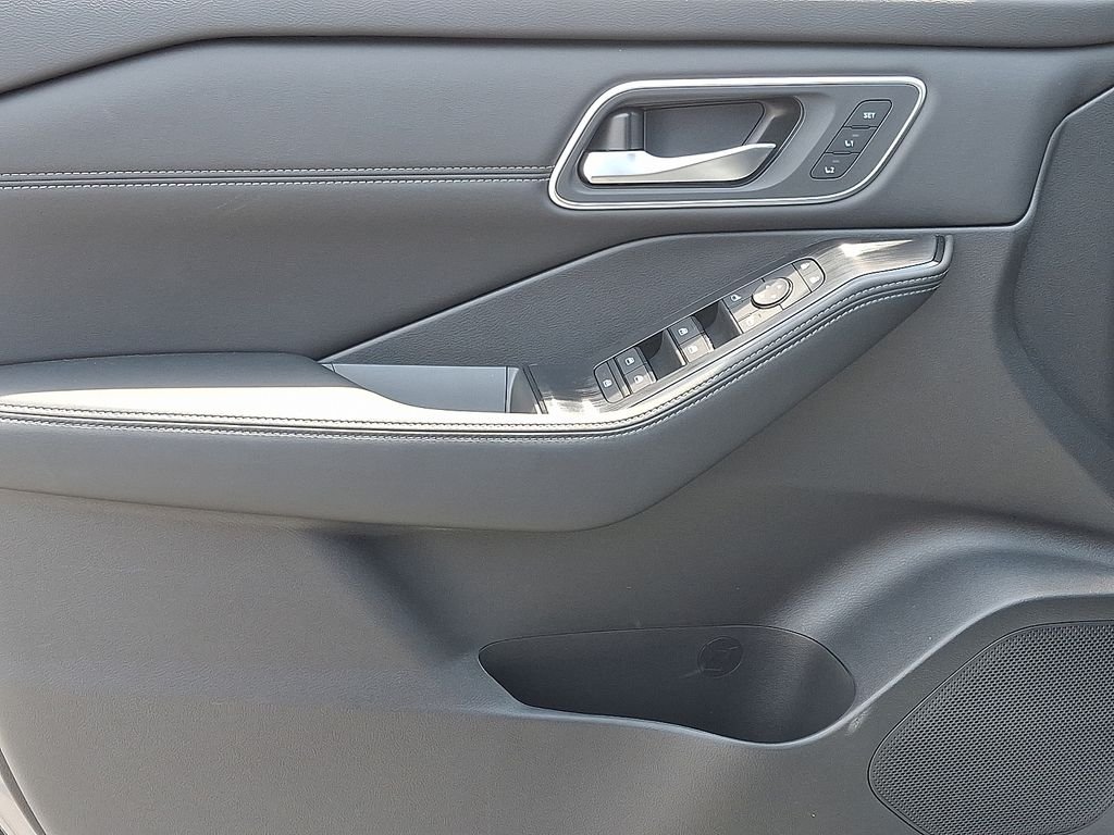 New 2026 Gun Metallic Nissan Platinum image 8