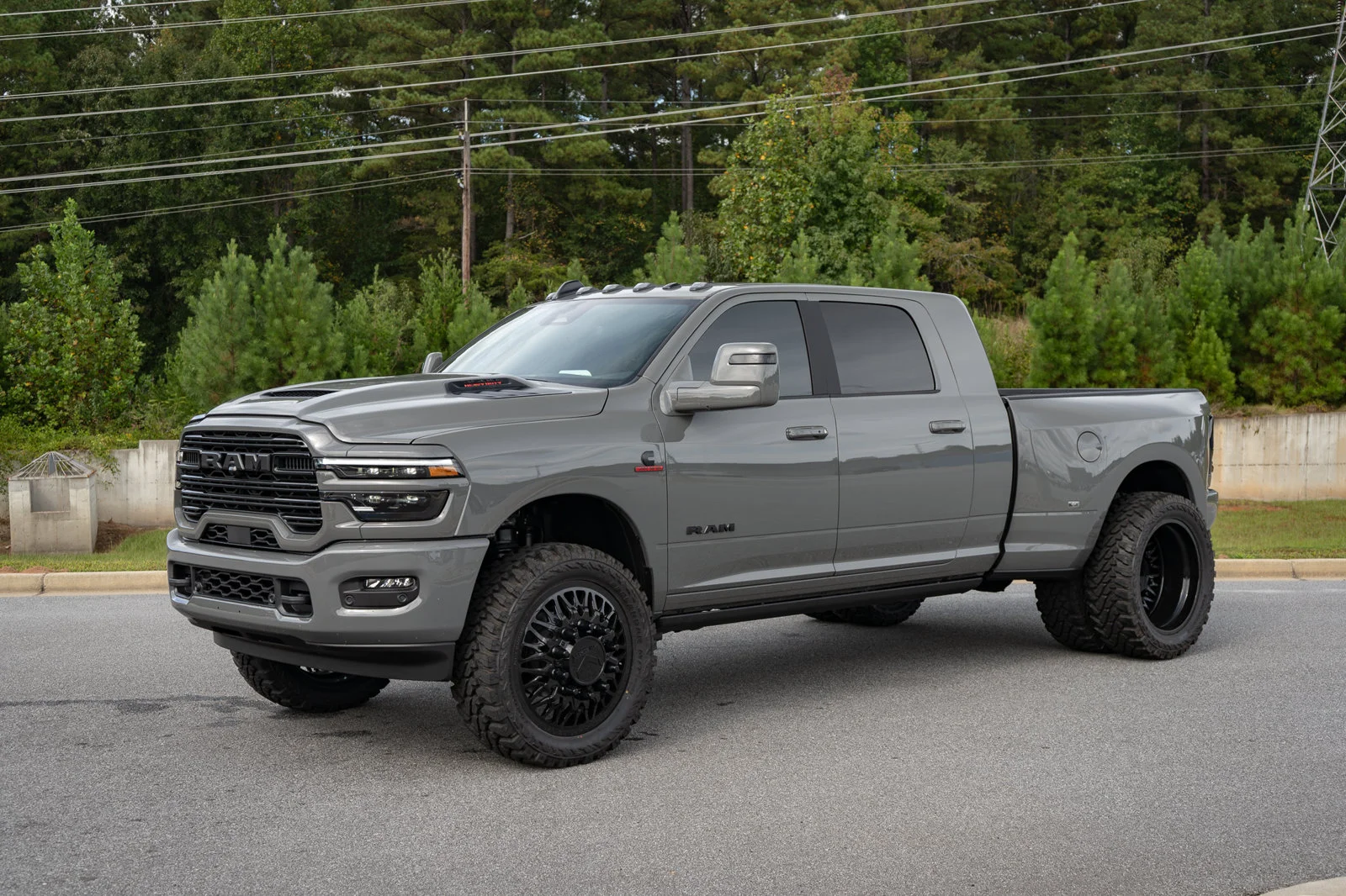New 2026 Ceramic Gray Clear-Coat Exterior Paint RAM Laramie image 10