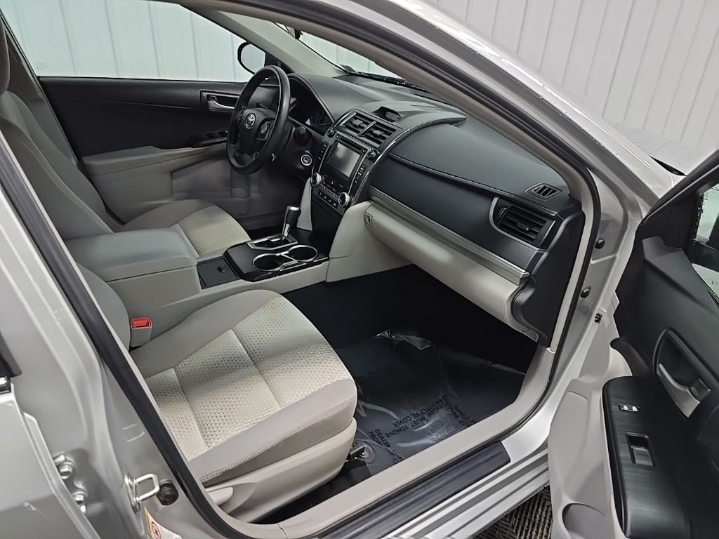 Used 2014 Silver Toyota LE image 18
