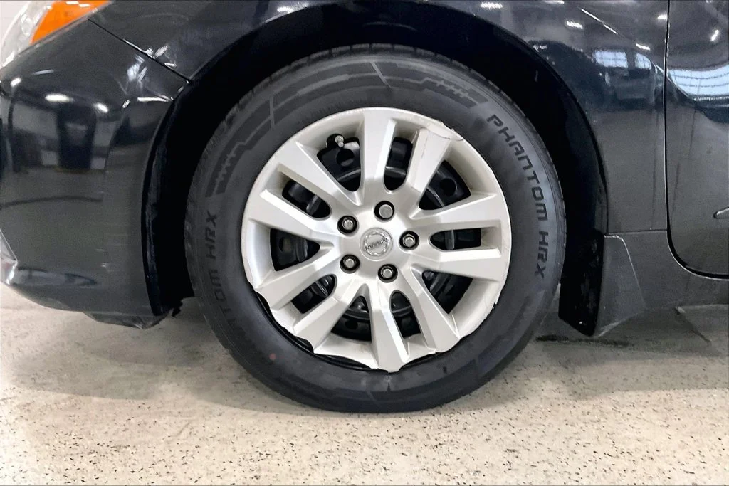 Used 2016 Black Nissan 2.5 S image 8