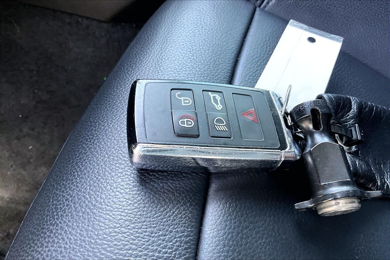 Used 2020 Yulong White Metallic Land Rover SE image 15