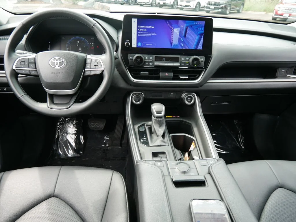 Used 2025  Toyota XLE image 15