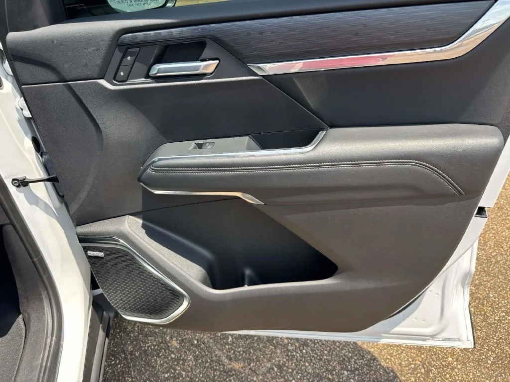 Used 2025 White GMC Elevation image 21