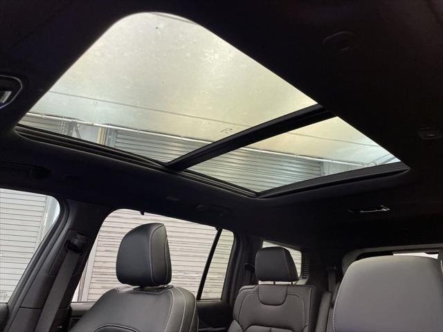 New 2025 Bright White Clear-Coat Exterior Paint Jeep Limited image 15