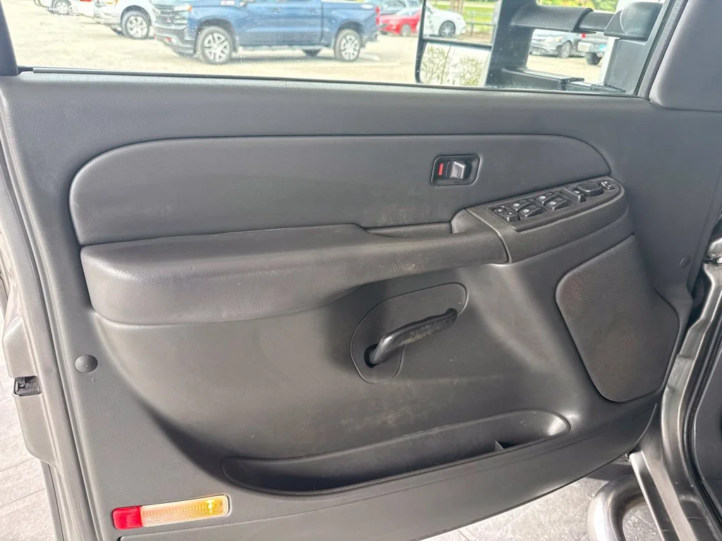 Used 2007 Graystone Metallic Chevrolet LT image 19