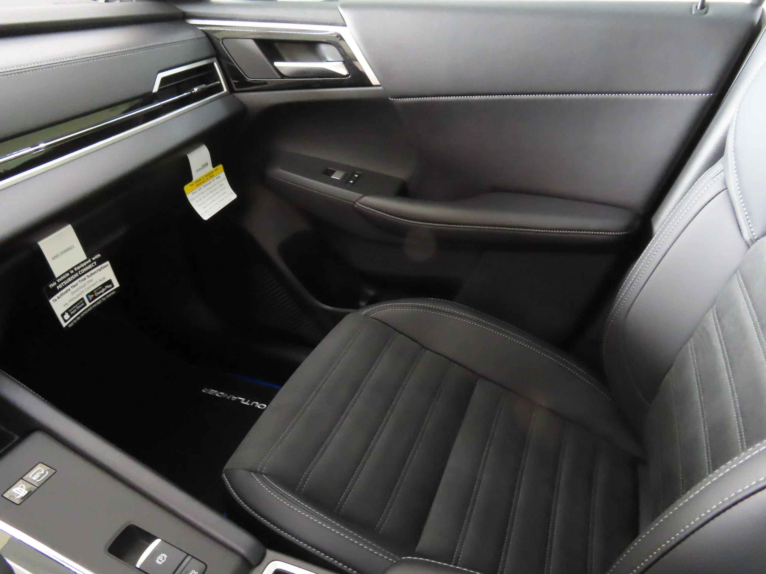2025 Mitsubishi Outlander Plug-in Hybrid SE - Photo 18
