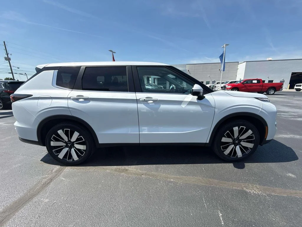 Used 2025 White Diamond Mitsubishi SE image 8