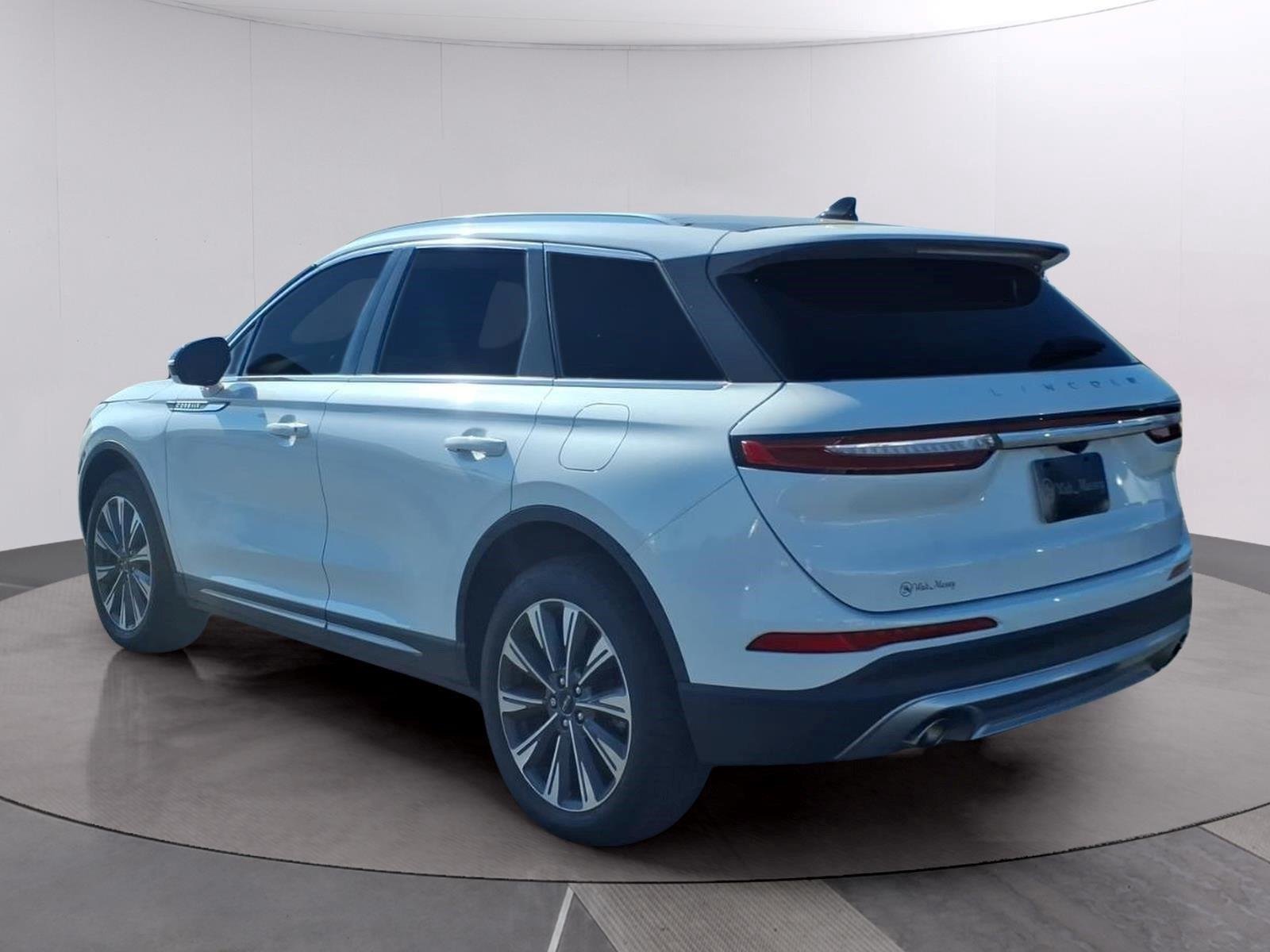 Used 2022 Pristine White Metallic Tri-Coat Lincoln Reserve image 3