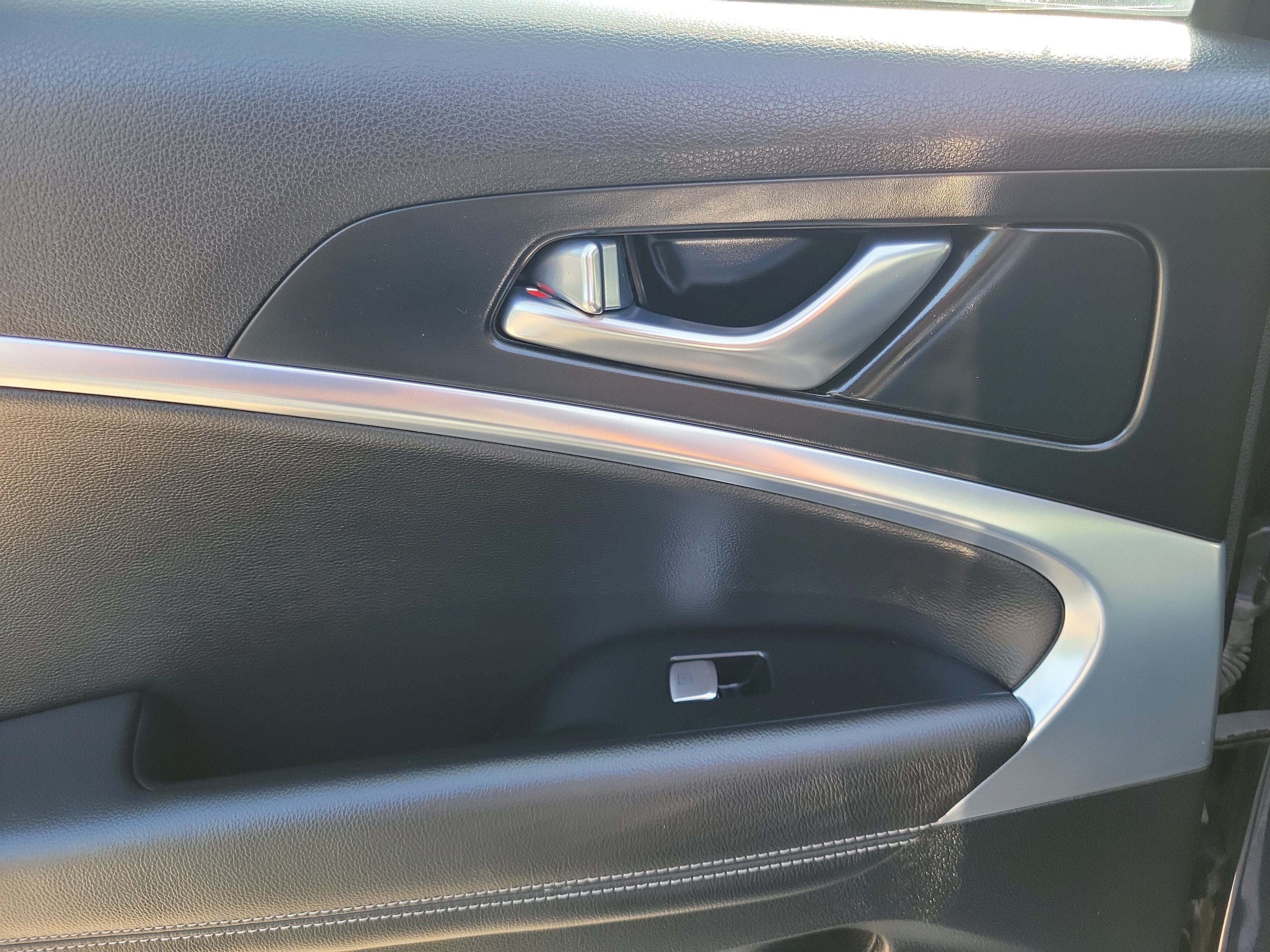 Used 2023 Capri Blue Genesis 2.0T image 12