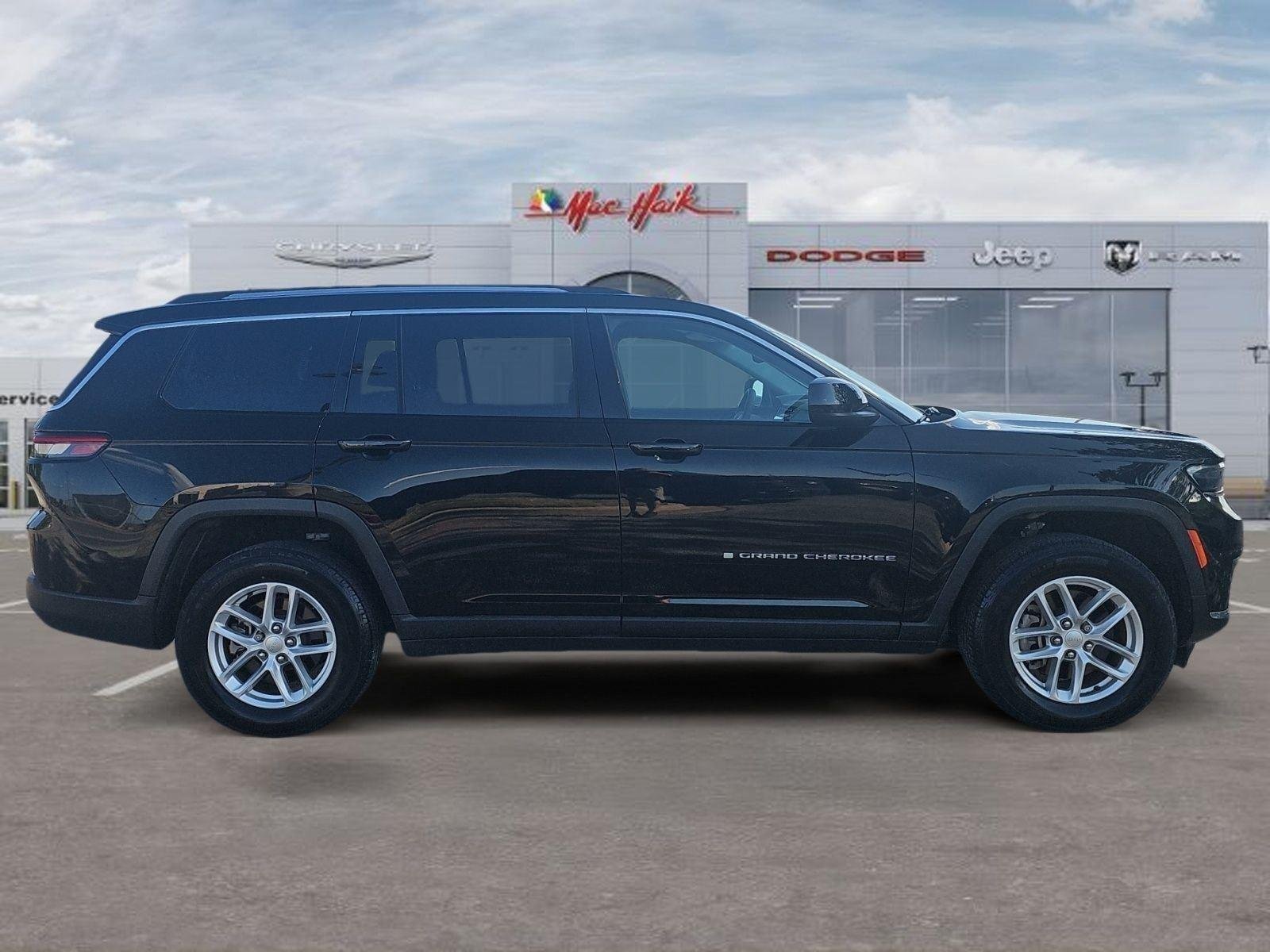 Used 2023 Diamond Black Crystal Pearlcoat Jeep Laredo image 6