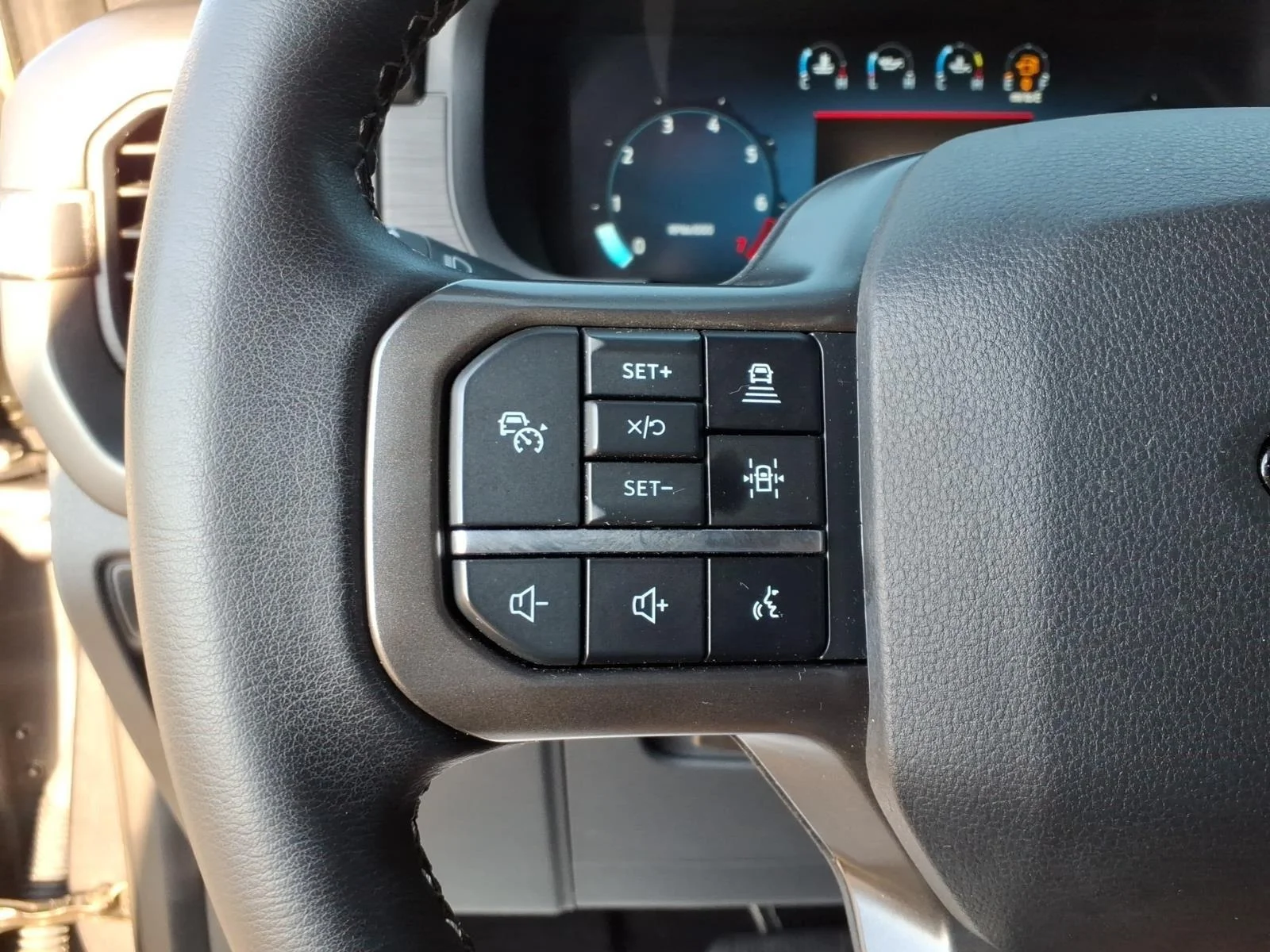 Used 2024 Carbonized Gray Metallic Ford XLT image 27