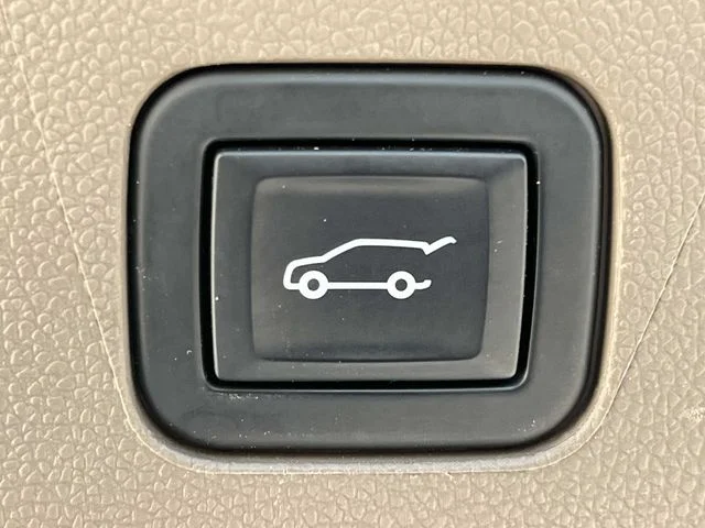 Used 2022 White GMC Denali image 24