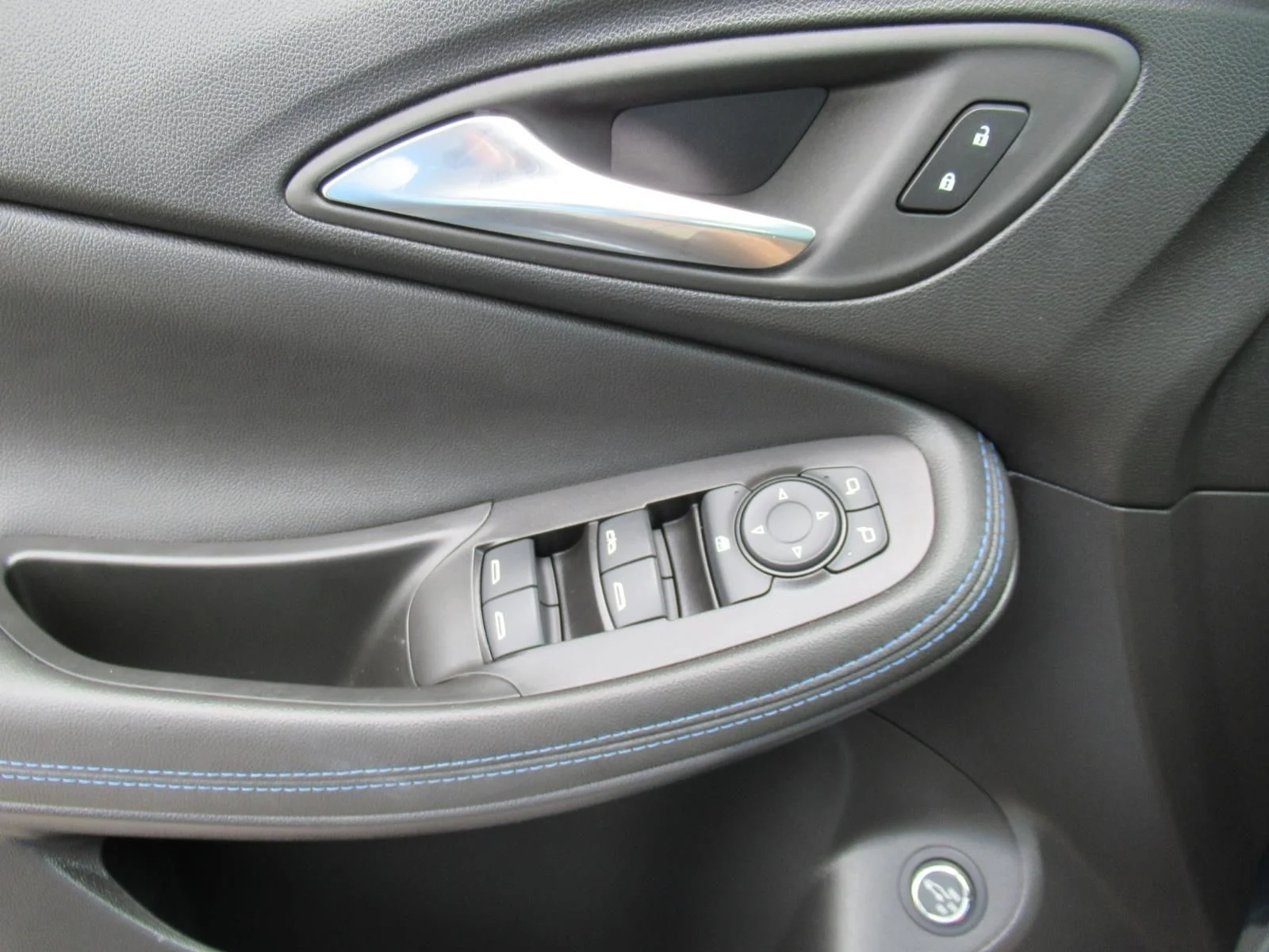 Used 2025 Blue Buick Sport Touring image 22