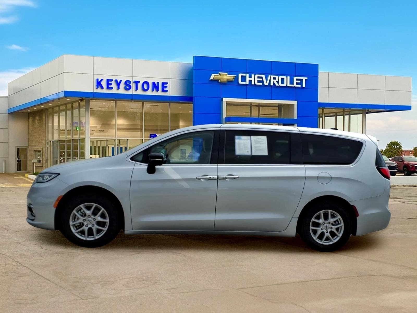 Used 2024 Silver Chrysler Touring L image 4