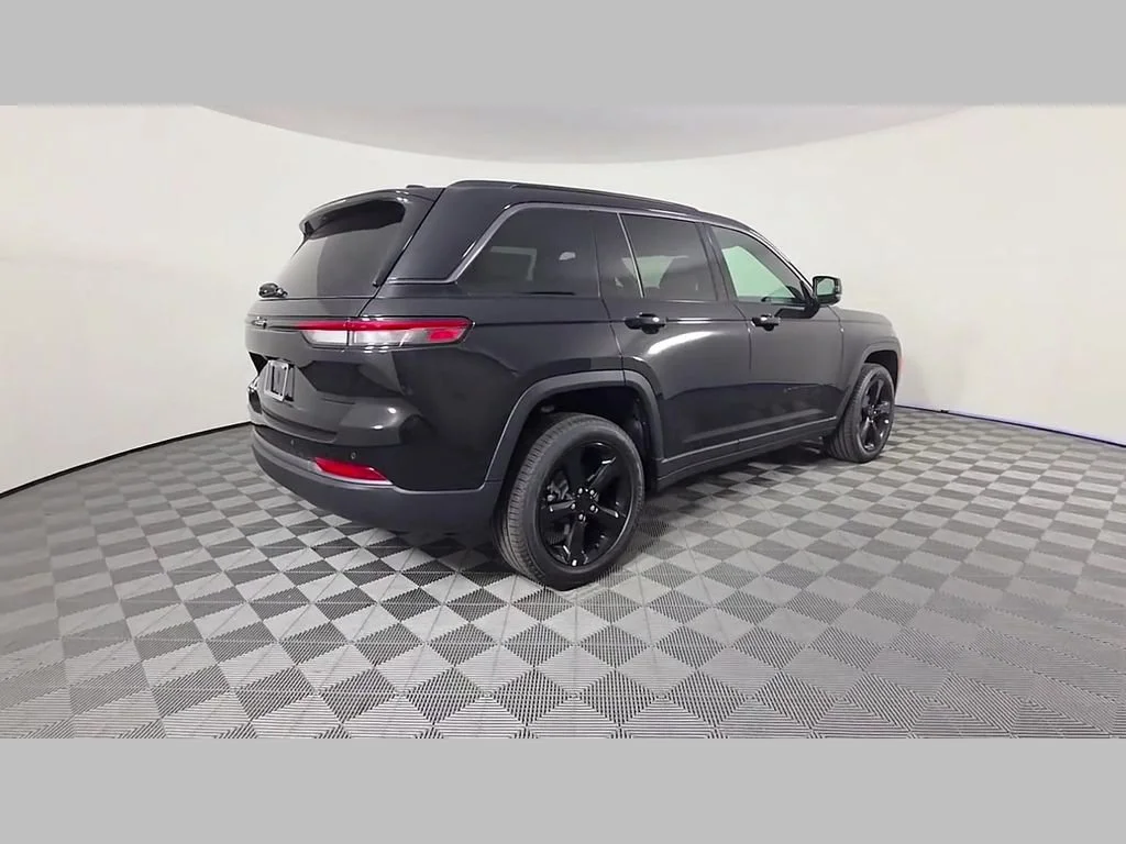 New 2026 Diamond Black Crystal Pearl-Coat Exterior Paint Jeep Limited image 23